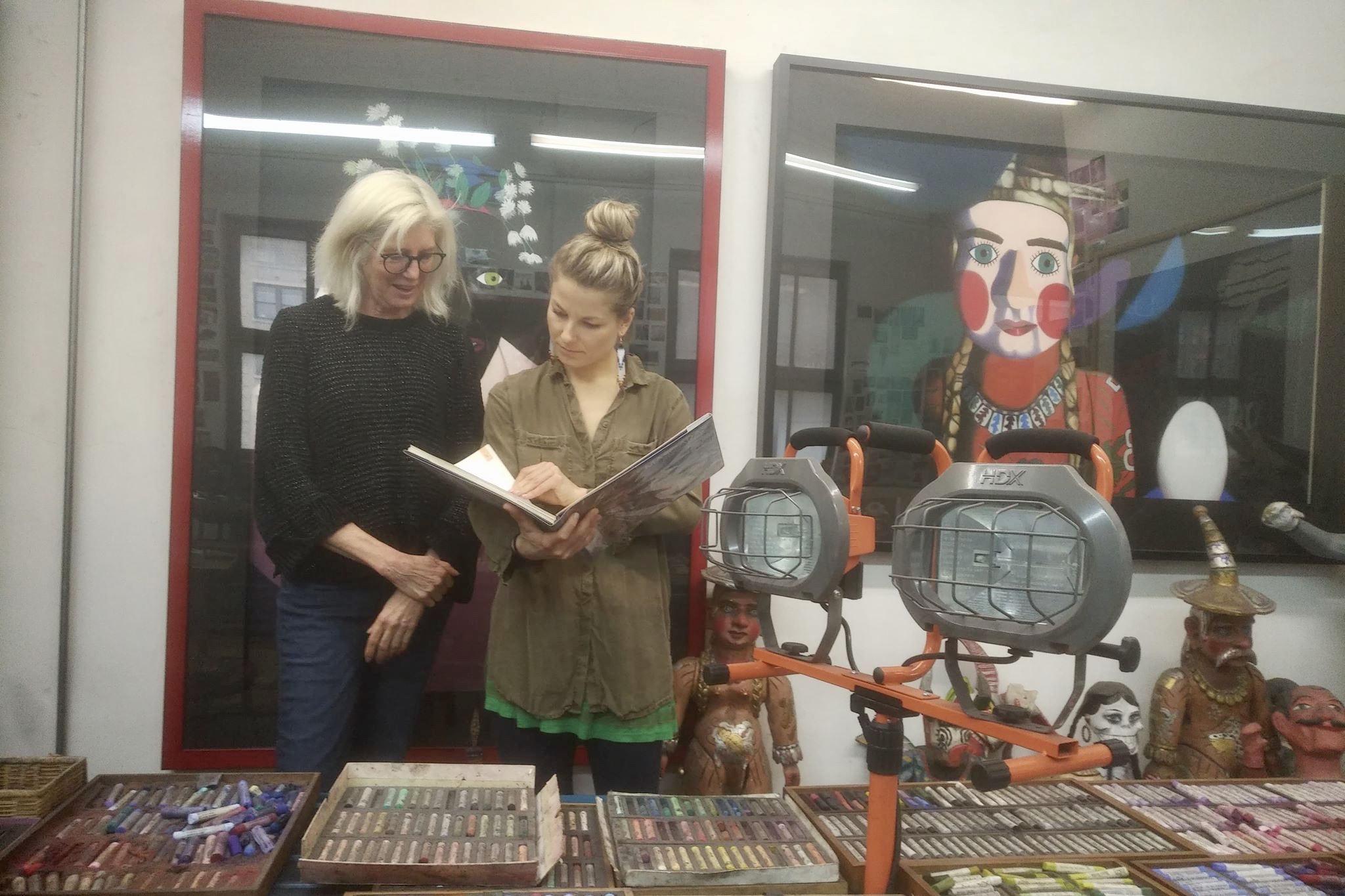 Discussing Bolivian masks with Nika, Photo: David De Hannay