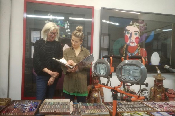 Discussing Bolivian masks with Nika, Photo: David De Hannay